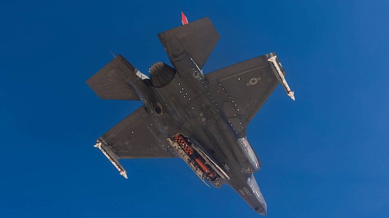 Противокорабельная ракета JSM в бомболюке истребителя F-35A